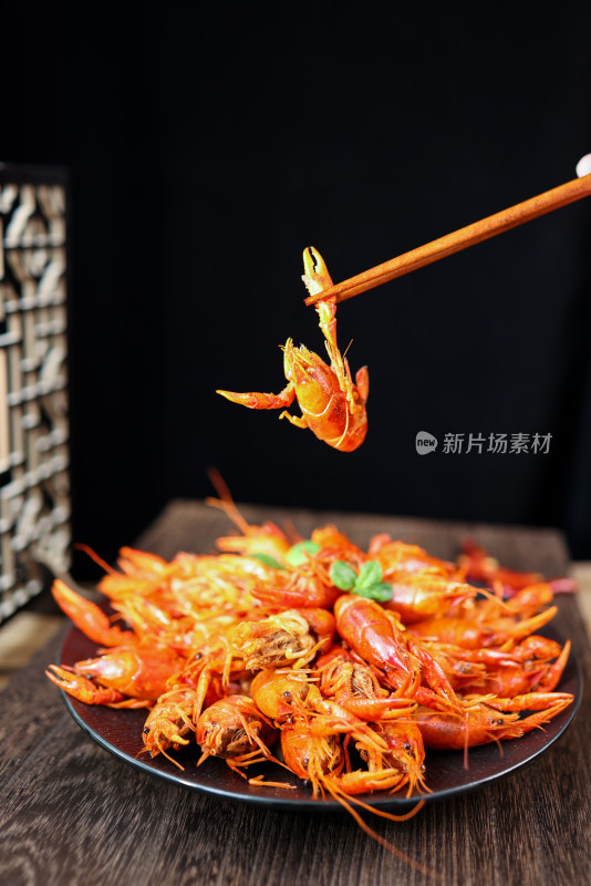 筷子夹起一只小龙虾