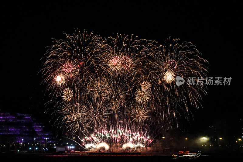 夜空绽放的绚烂烟花