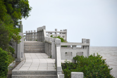 海边的石板路及围栏景致