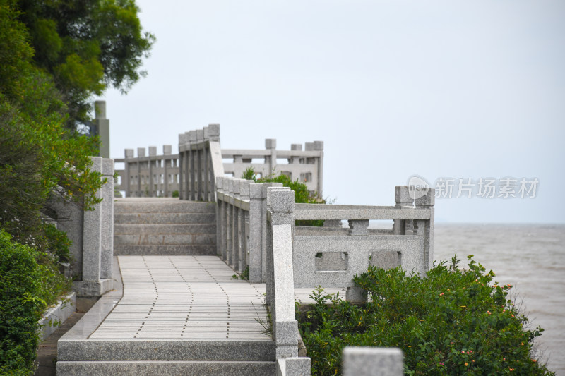 海边的石板路及围栏景致