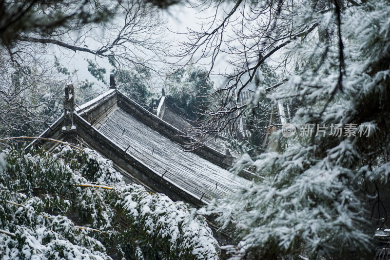 红螺寺冬季建筑积雪松树