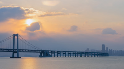 辽宁大连星海湾星海大桥黄昏城市天际线