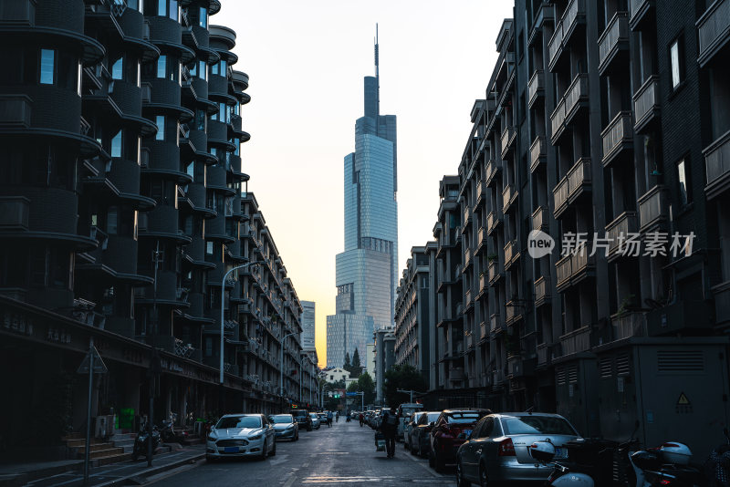 南京紫峰大厦与城市街道