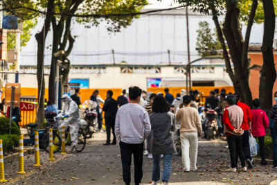 穿着防护服的人在街道上维持秩序