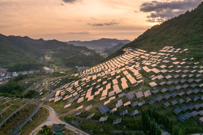 夕阳下山上的光伏