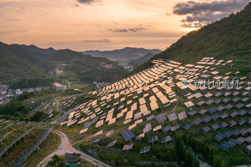 夕阳下山上的光伏