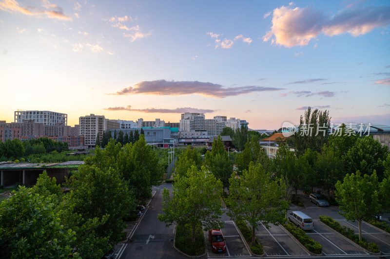 城市黄昏时的停车场与建筑群