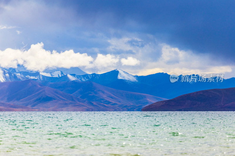 西藏纳木措湖泊雪山