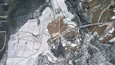 寒潮冬天下雪的大峡谷田野