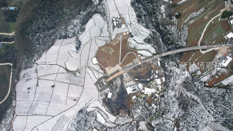 寒潮冬天下雪的大峡谷田野