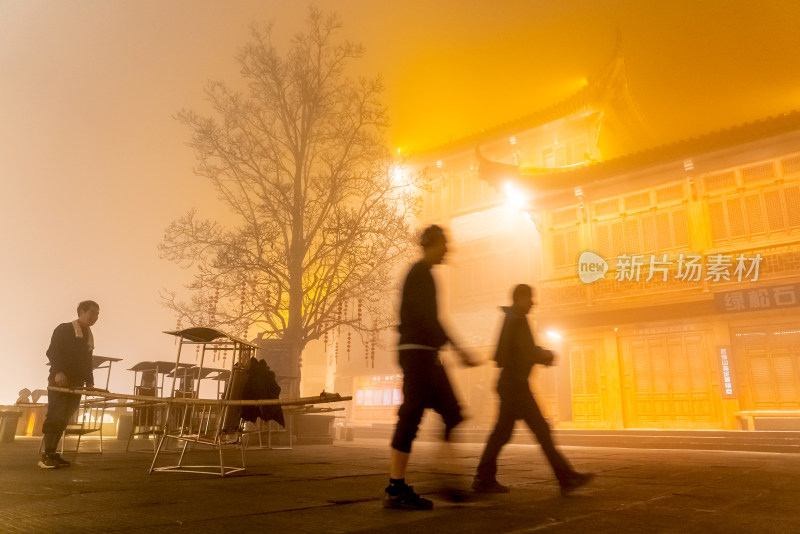 武当山景区夜色中的轿夫和游人