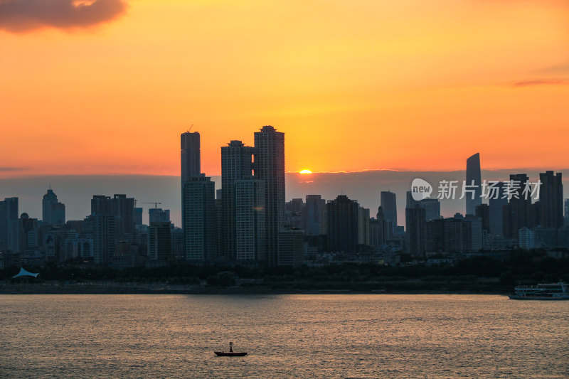 武汉武昌万象城落日剧场，长江沿线江滩落日