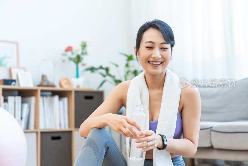 年轻女子在家健身