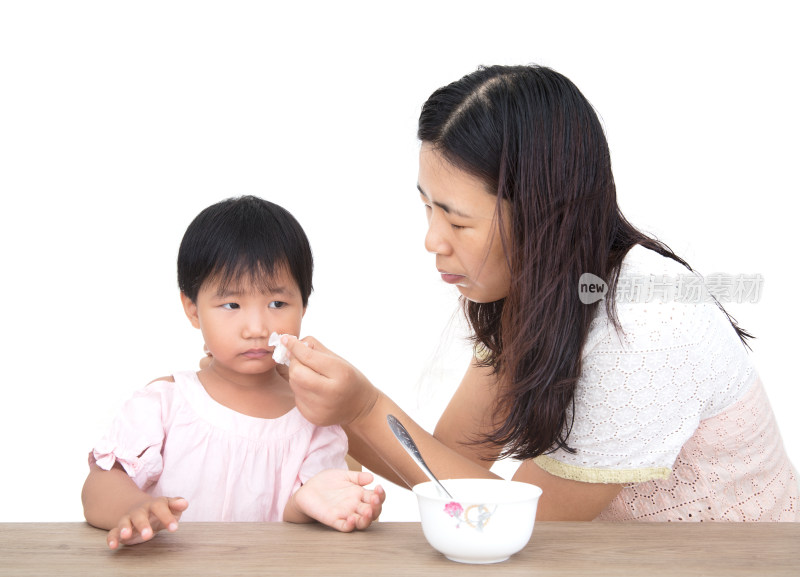 年轻妈妈正为吃过饭的孩子擦嘴