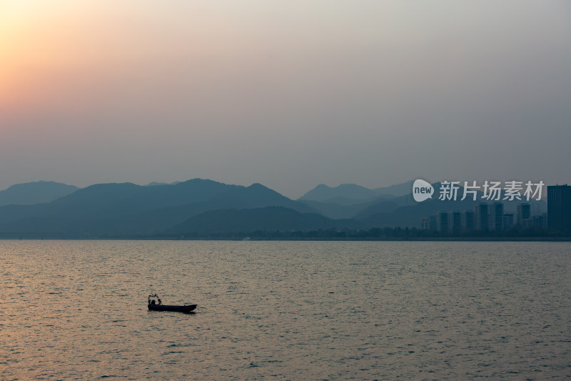 杭州钱塘江上日落小船风景