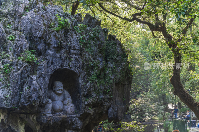 杭州西湖飞来峰塑像一线天风景