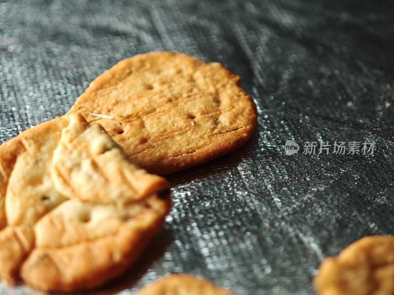 银色背景上放置着的美味饼干