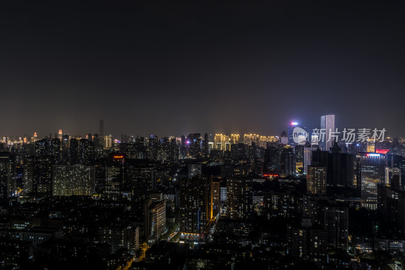 夜景下灯火辉煌的城市建筑群