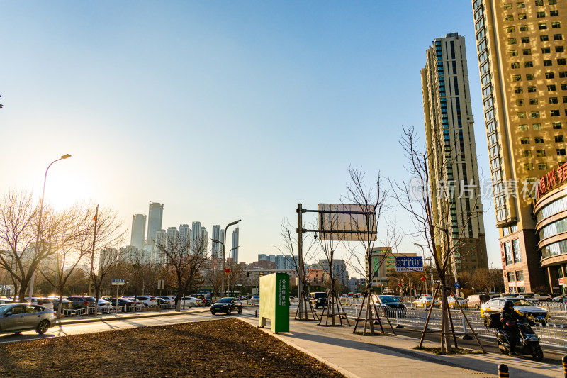 沈阳北站建筑群城市街道车辆穿行的繁忙景象