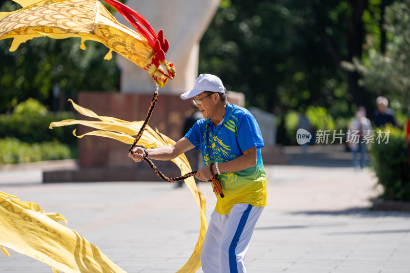 中国乌鲁木齐人民公园里玩鞭陀龙锻炼的人