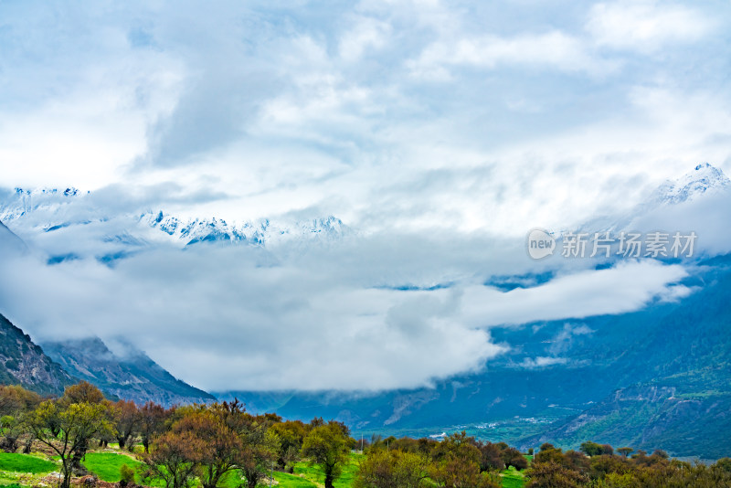 中国西藏高海拔雪山蓝天白云自然风景