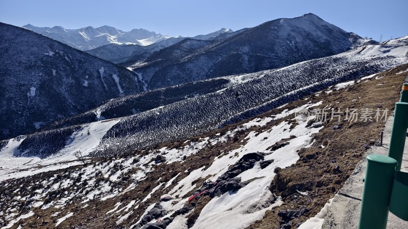 雪山远景下的壮阔山地风光