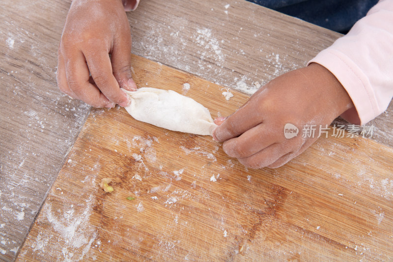 一双小孩子的手在学习包饺子