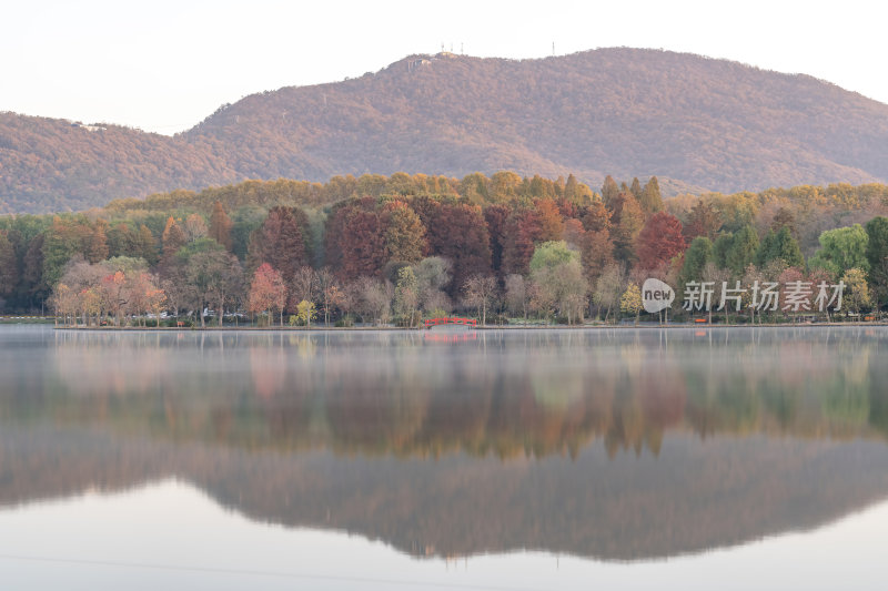 江苏南京灵山风景区前湖秋天秋色倒影