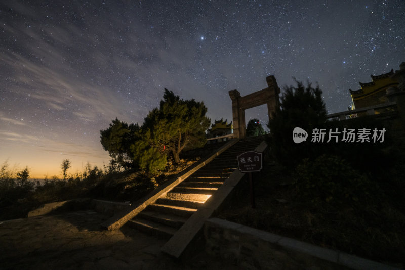 夜空中的天门阶梯，星空璀璨静谧深邃