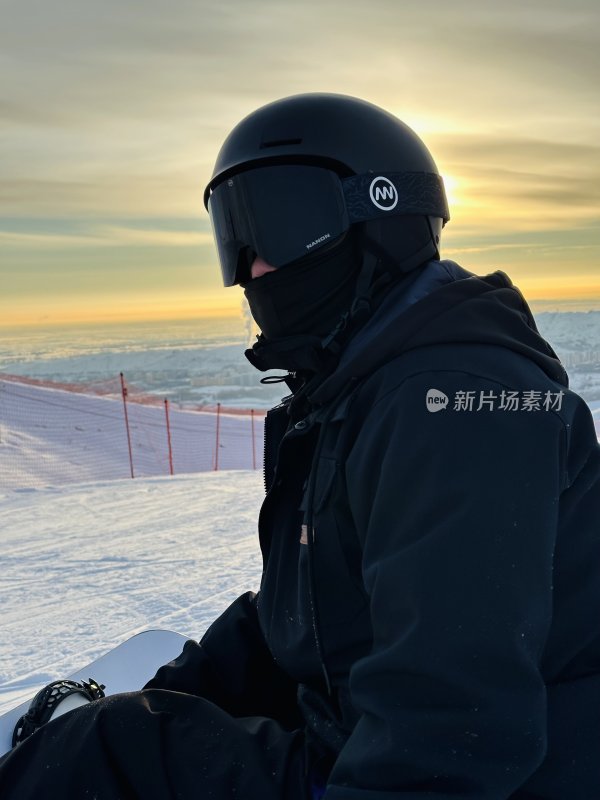 穿戴装备坐在雪地上的场景将军山滑雪场