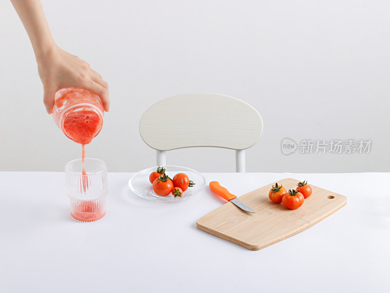 白色桌面上的新鲜水果番茄西红柿和果汁