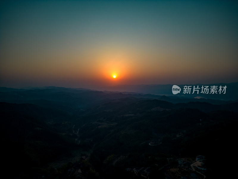 连绵起伏山川风景航拍图