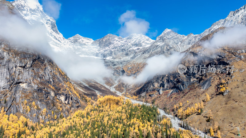 四川四姑娘山双桥沟景区秋天的雪山美景