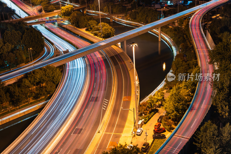 北京城市夜景中流光溢彩的立交桥