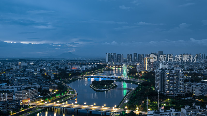 城市夜景下的河流与两岸灯火建筑