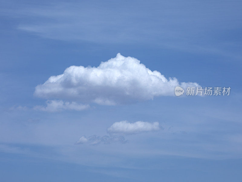 晴朗夏天蓝天中的一朵白云