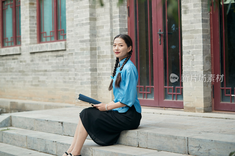 在古城身穿民国学生服饰的女大学生