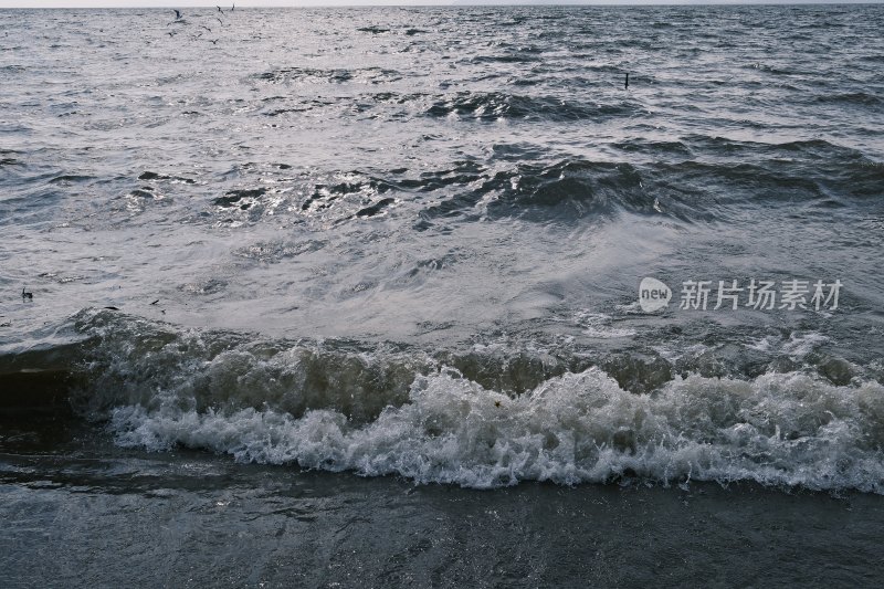 海浪拍打岸边的自然景象