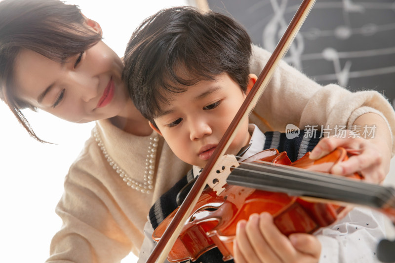 年轻女人指导学生学习小提琴