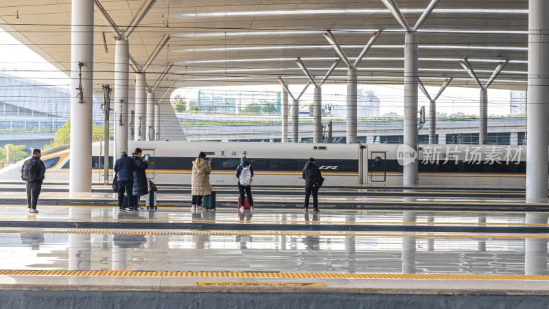 高铁站台上乘客候车的场景