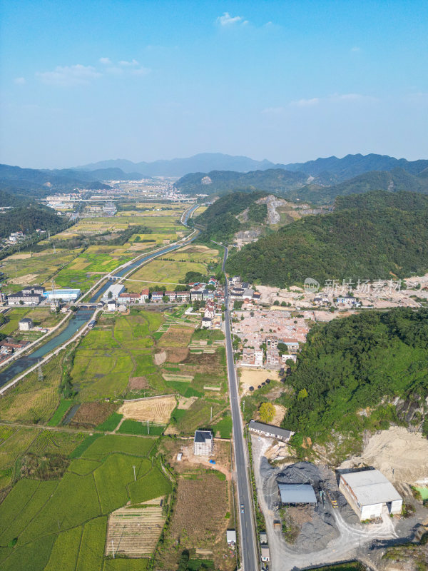 航拍蓝天白云下的青山河流村庄风光