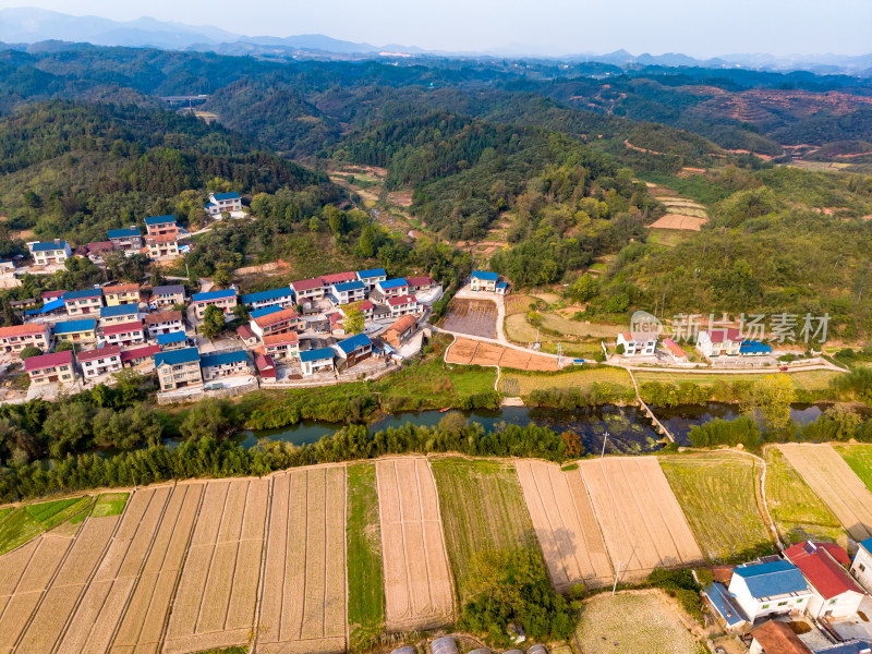 丘陵山川农田村庄航拍图