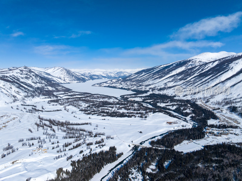 新疆阿勒泰喀纳斯雪景神仙湾晨雾雪山森林