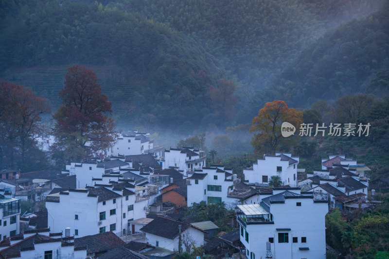 航拍江西婺源石城徽派建筑秋色枫叶村庄日出