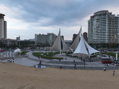 航拍威海国际海水浴场沙滩的秋季风景