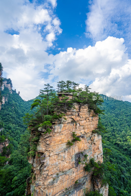 中国湖南省张家界的雾中石柱与山脉景观