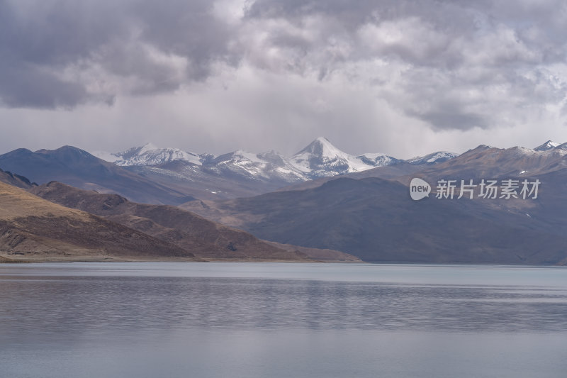 西藏山南羊卓雍措圣湖神湖蓝色藏地圣湖雪山