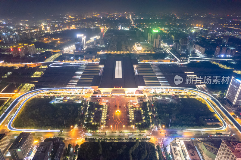 河南郑州东站双子塔夜景航拍图
