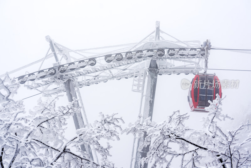 寒冷冬季大雪中景区的索道缆车轿厢