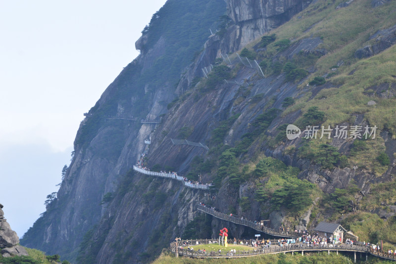 山间栈道游人如织景观